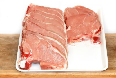 Côtes de veau de lait sous la mère portion