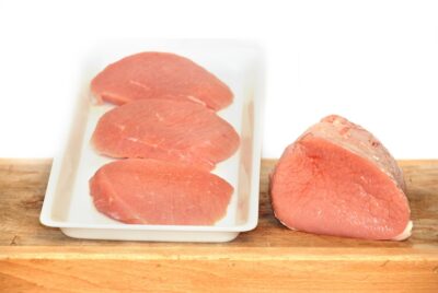 Tranche de rond de sous noix de veau de lait sous la mère