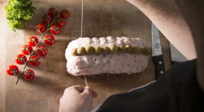 Roulé de veau de lait sous la mère farci au jambon et aux olives